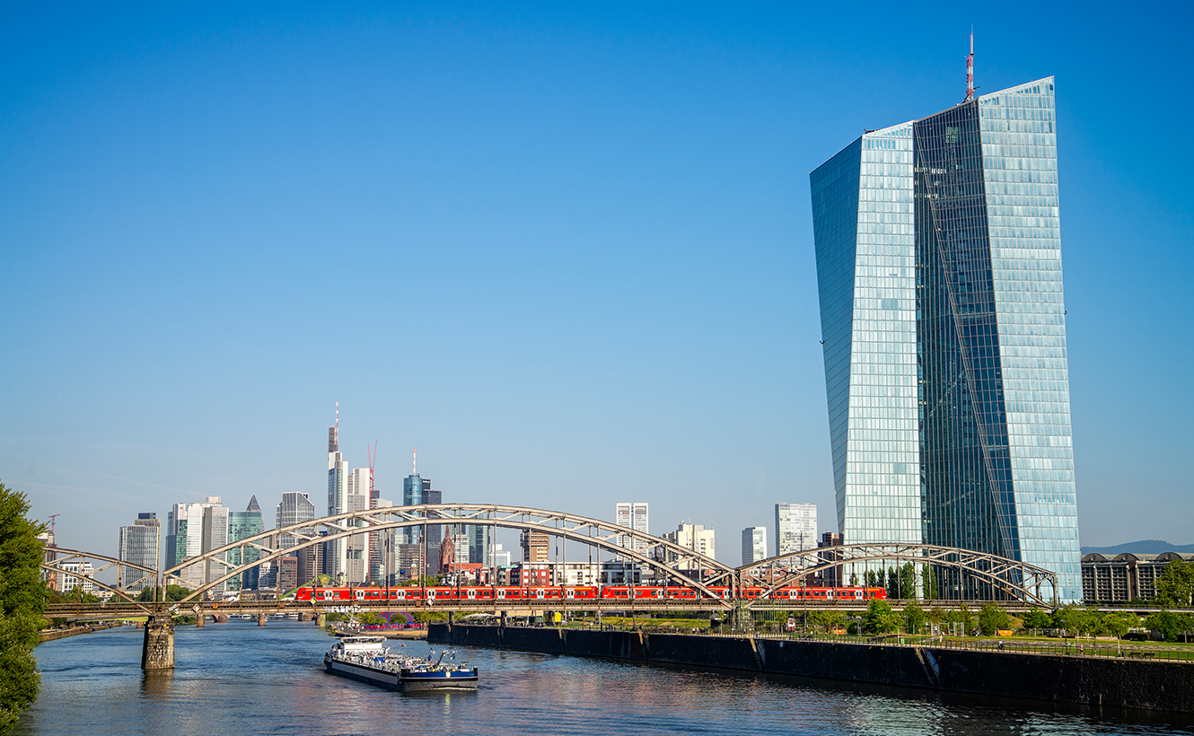 Blick auf das EZB-Gebäude und die Frankfurter Skyline