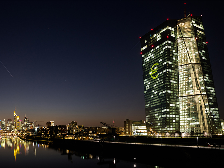 Blick auf das EZB-Gebäude in Frankfurt bei Nacht