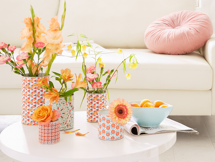 Sommerparty DIY-Idee – bunte Upcycling-Vasen schön dekoriert